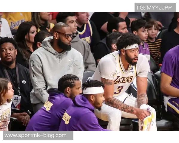 女友现场观战克莱表现失常末节未上场仅得8分失误2次令人失望 女友现场观战克莱表现失常末节未上场仅得8分失误2次令人失望